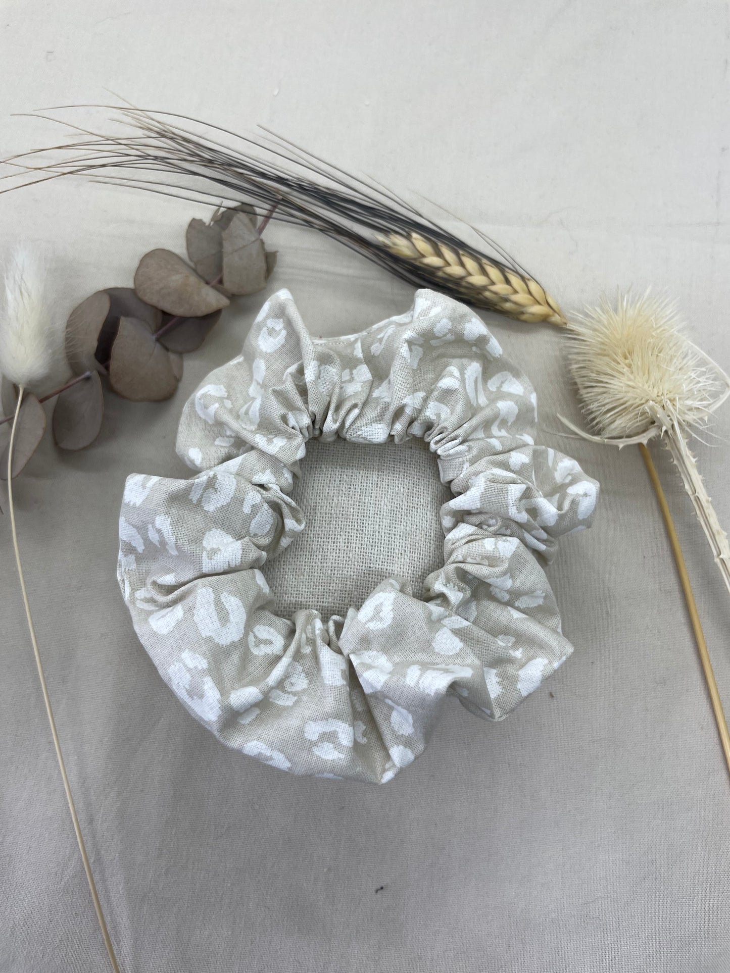 Chouchou beige motifs léopard coton