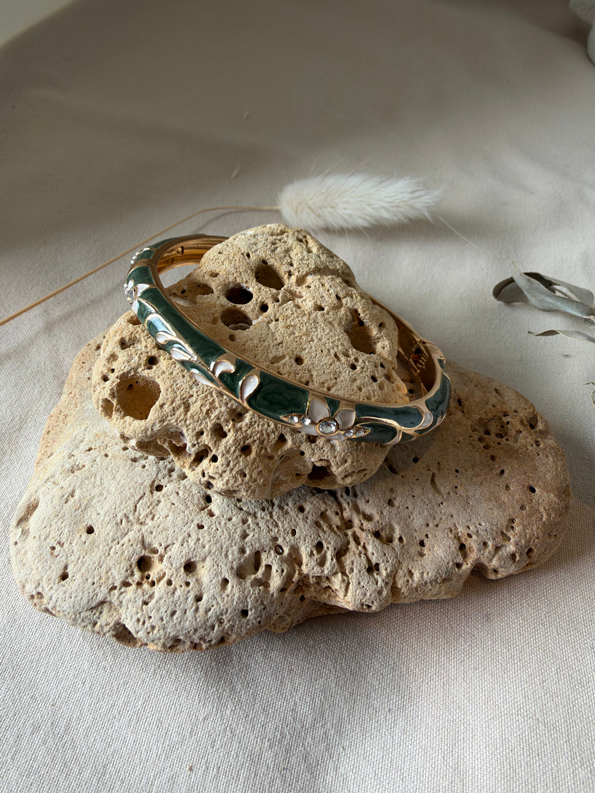 Bracelet jonc thaïlandais vert et blanc fleurs