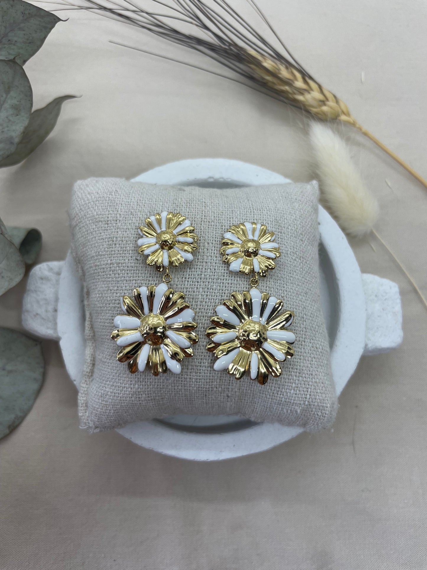 Boucles d’oreilles fleurs blanches dorées