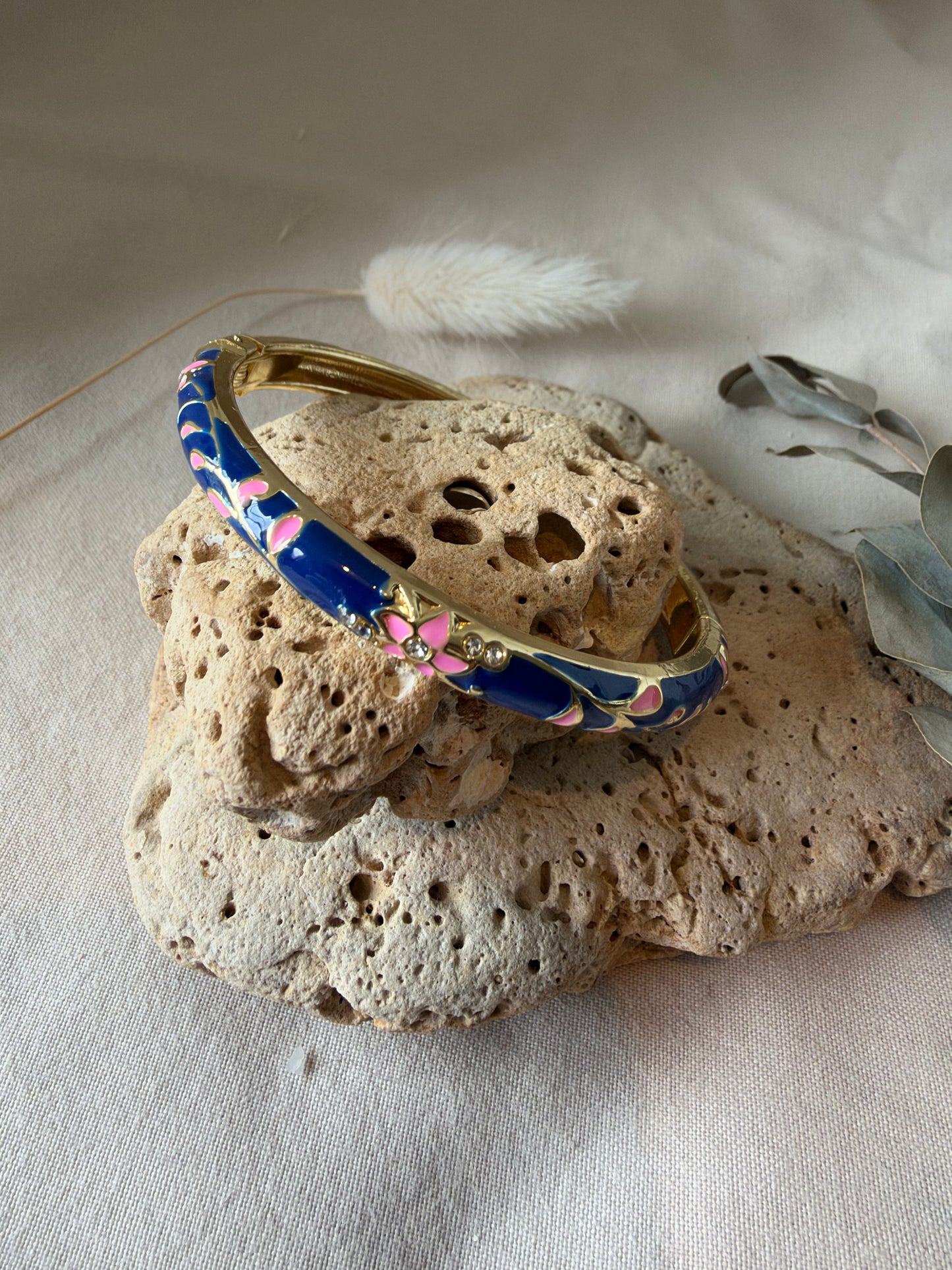 Bracelet jonc thaïlandais fin bleu roi et rose fleurs