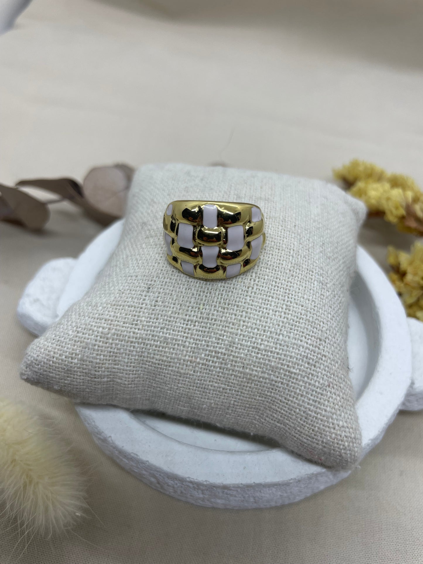 Bague quadrillage blanche dorée