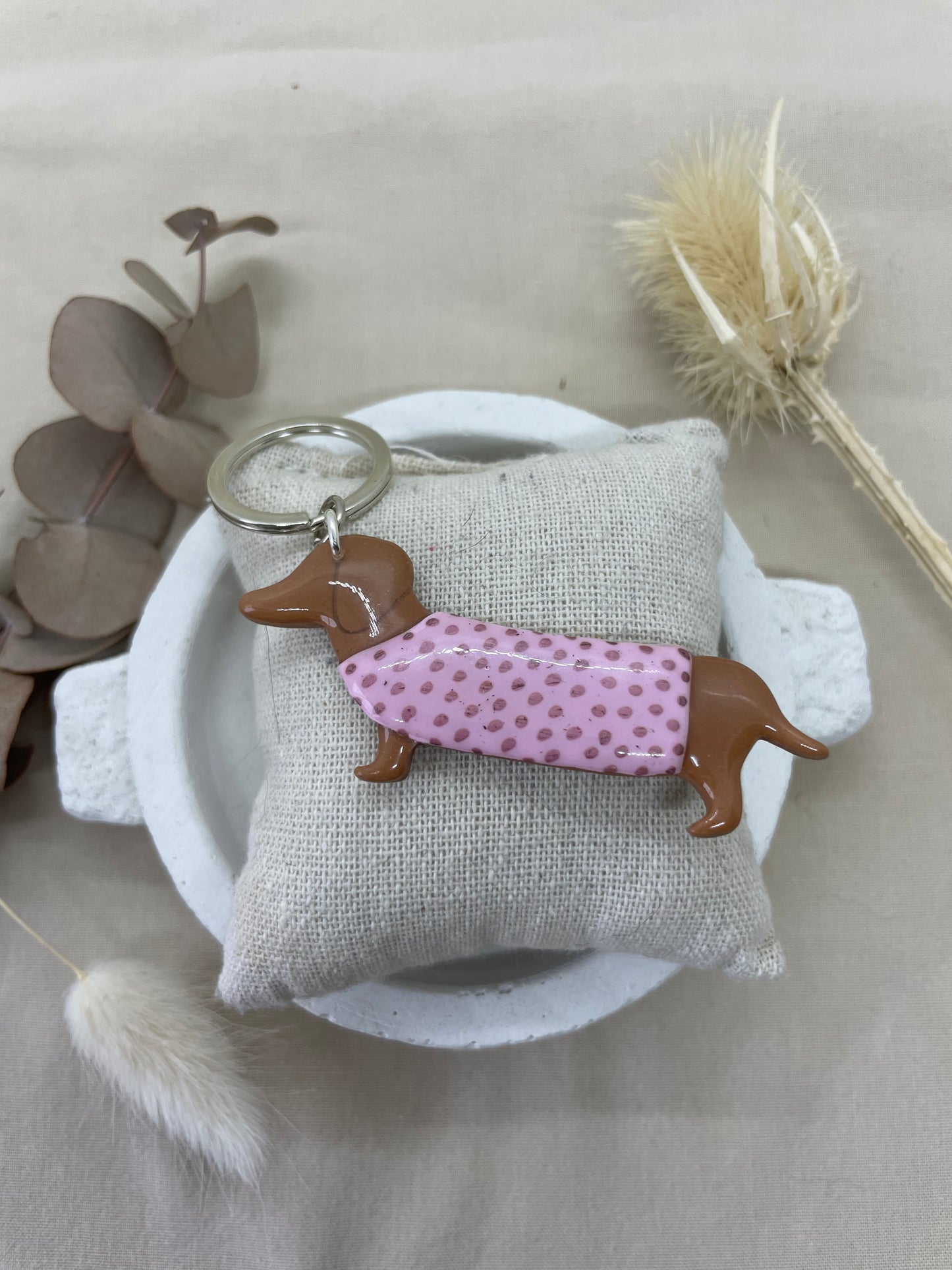 Porte-clés Teckel rose à pois grand modèle