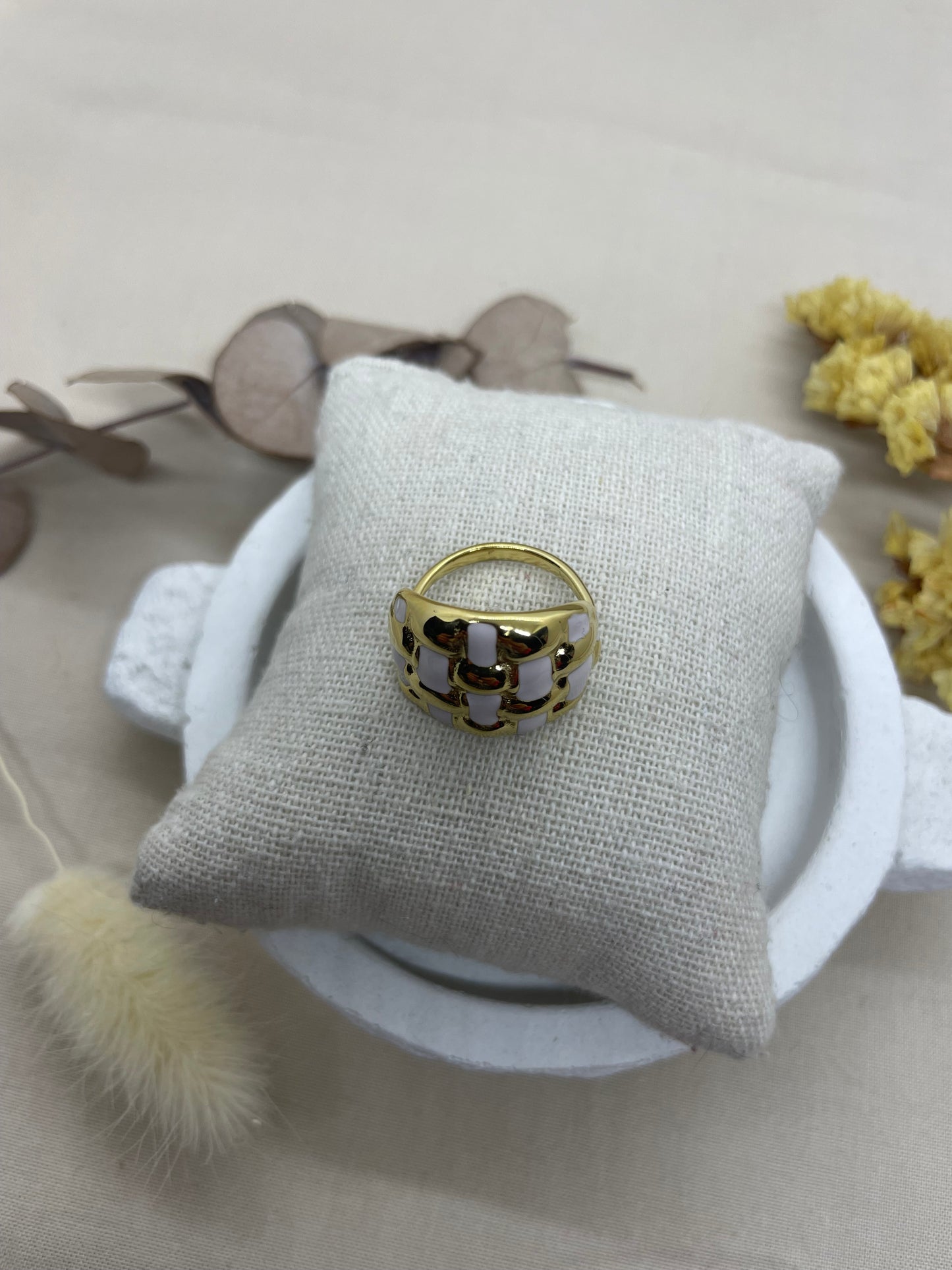 Bague quadrillage blanche dorée