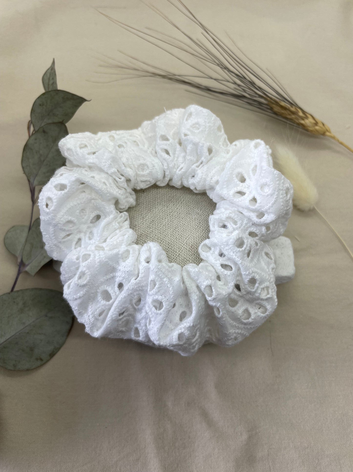 Chouchou broderie blanche
