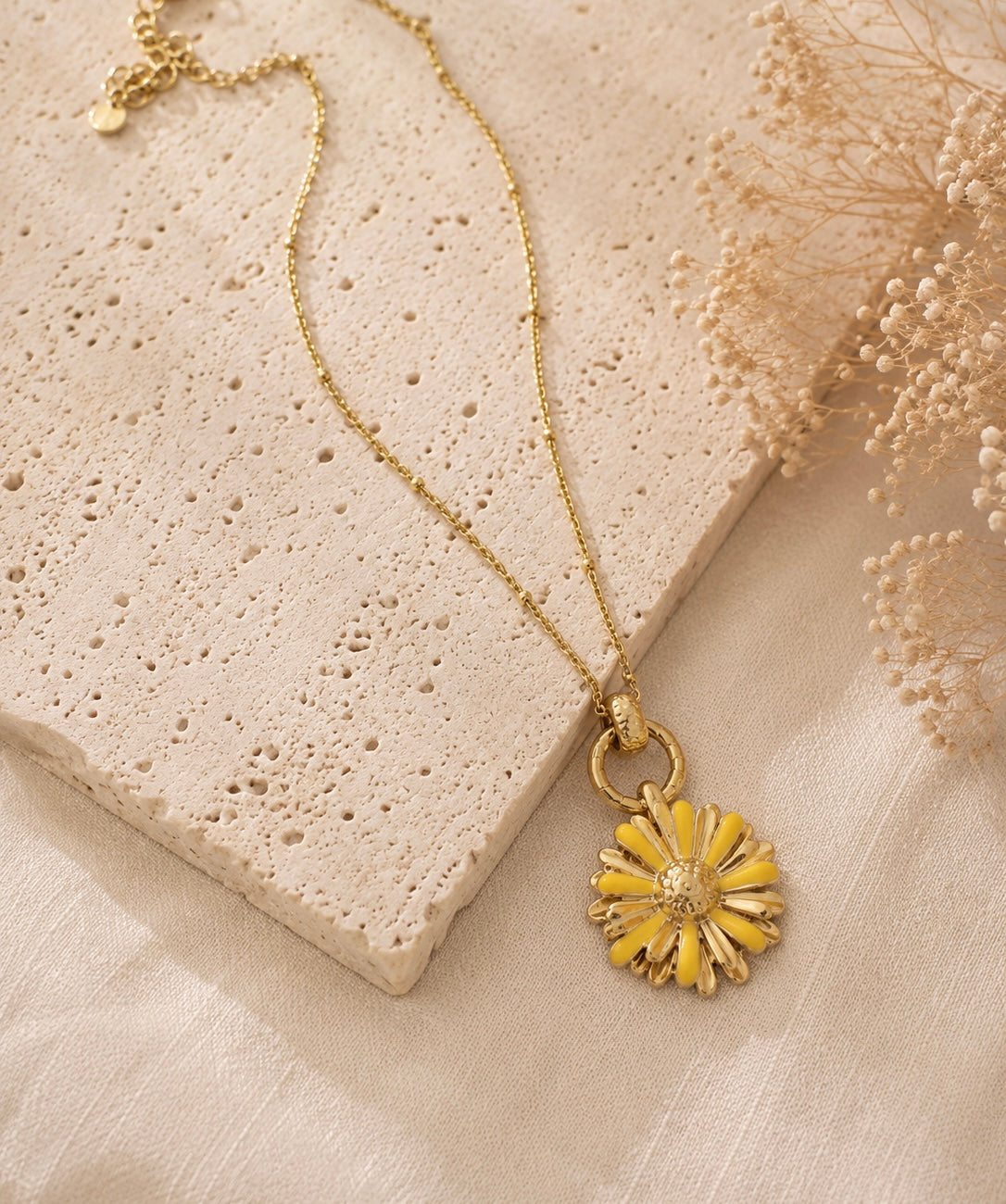 Collier Hortense jaune marguerite émaillée dorée