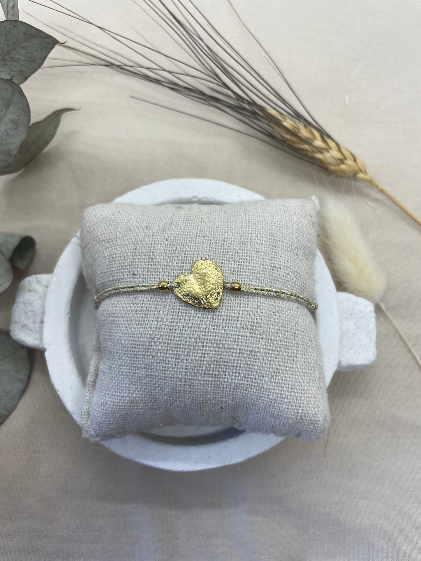 Bracelet cordon doré cœur martelé