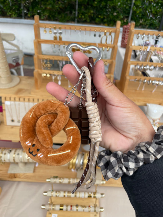 Grigri de sac bretzel peluche