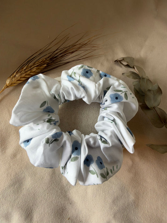 Chouchou blanc fleurs bleues