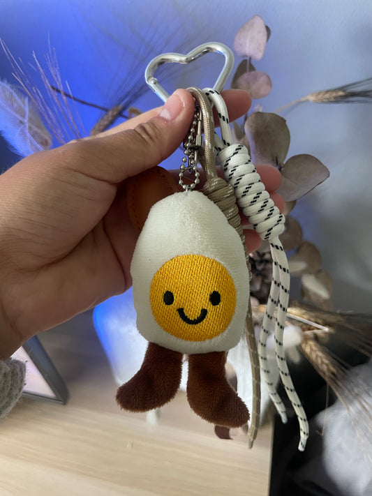 Grigri de sac œuf à la coque peluche