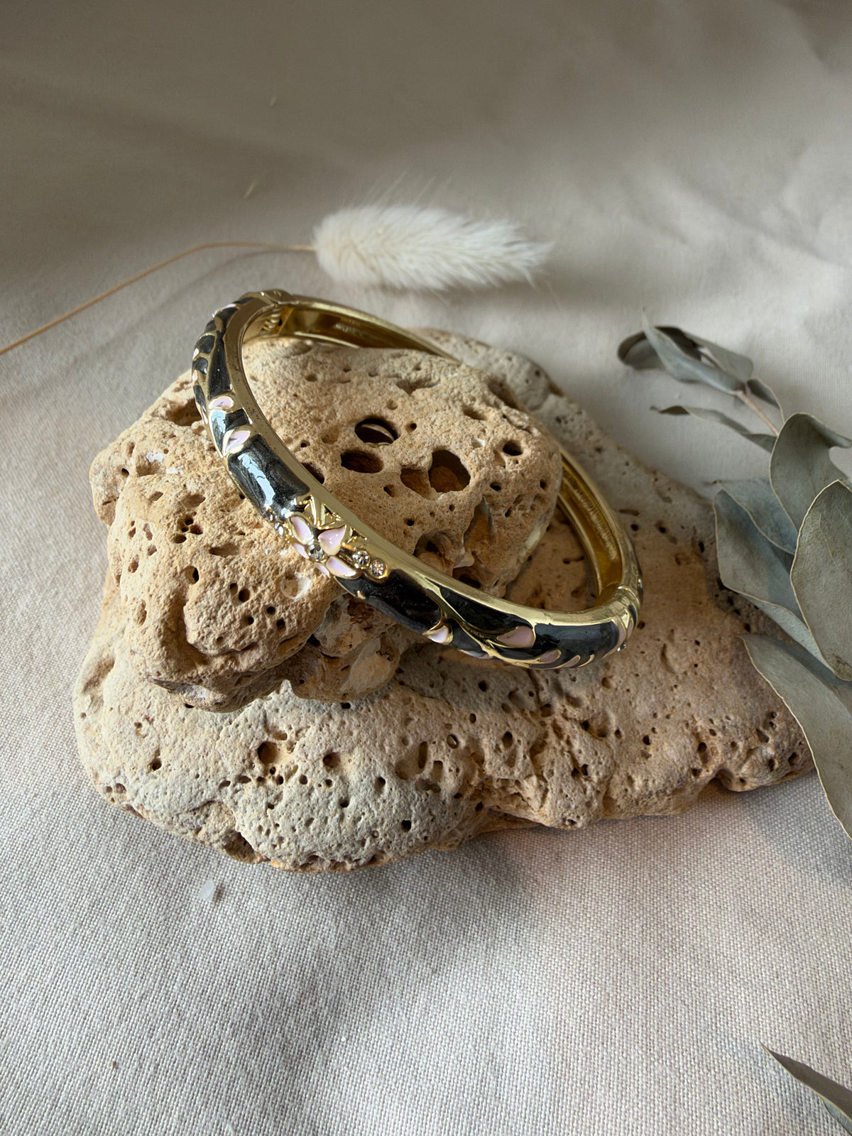 Bracelet jonc thaïlandais fin noir rose clair fleurs