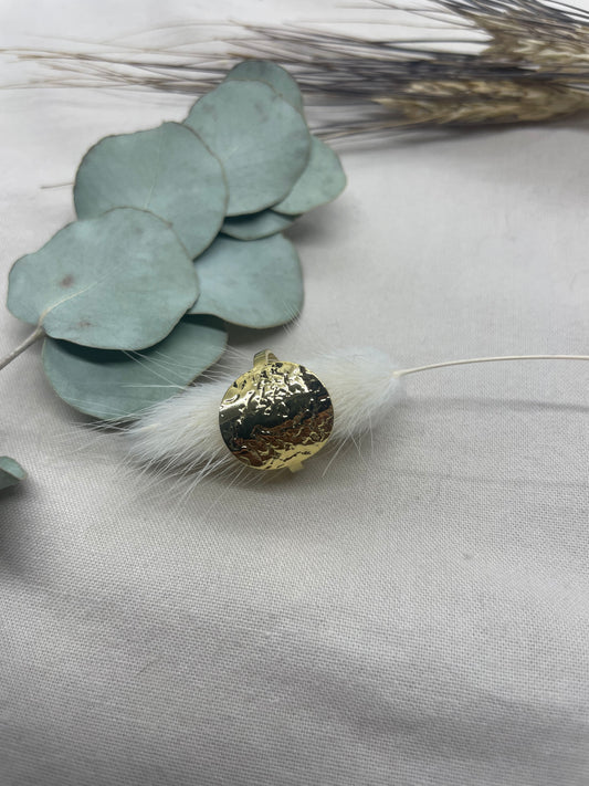 Bague rond martelé doré