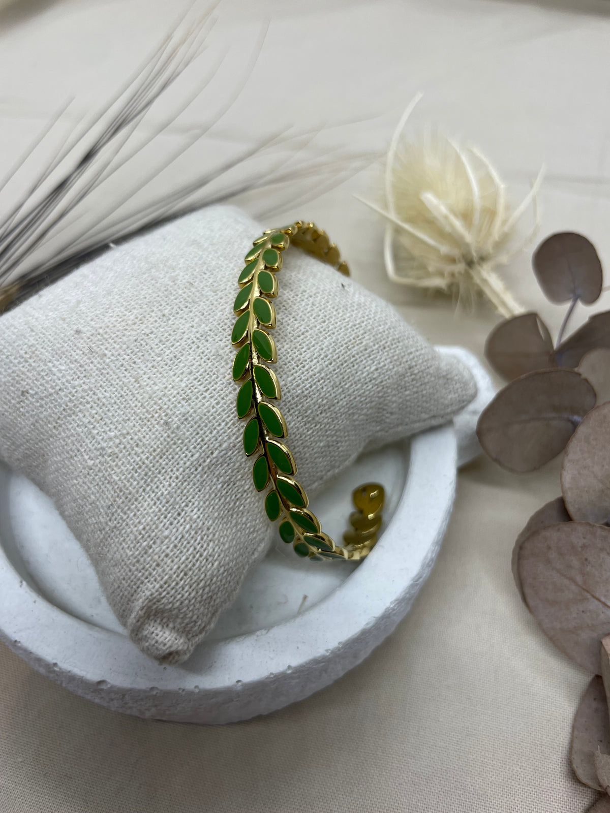 Bracelet jonc semi ouvert laurier vert doré
