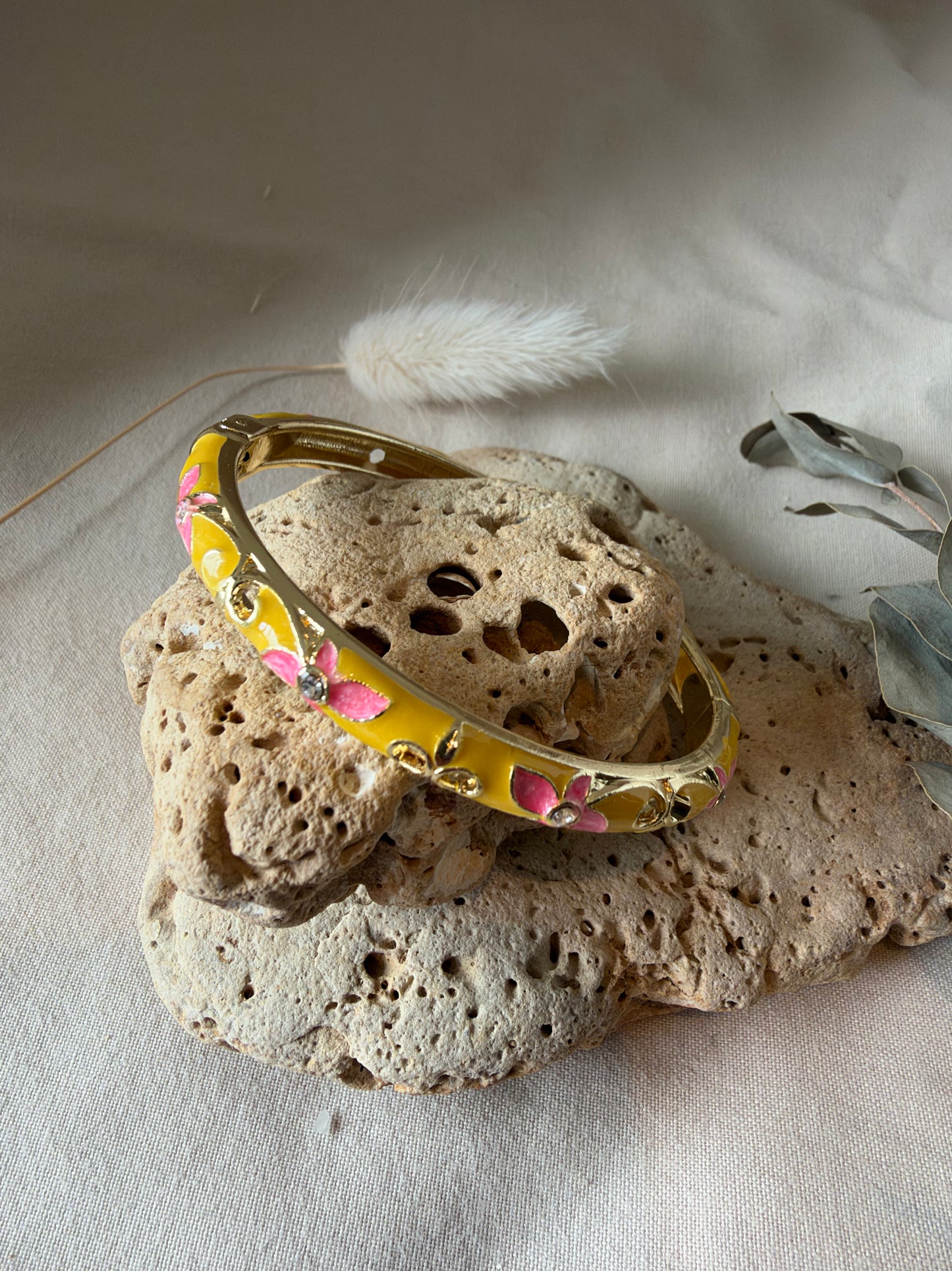 Bracelet jonc thaïlandais fin jaune rose fleurs