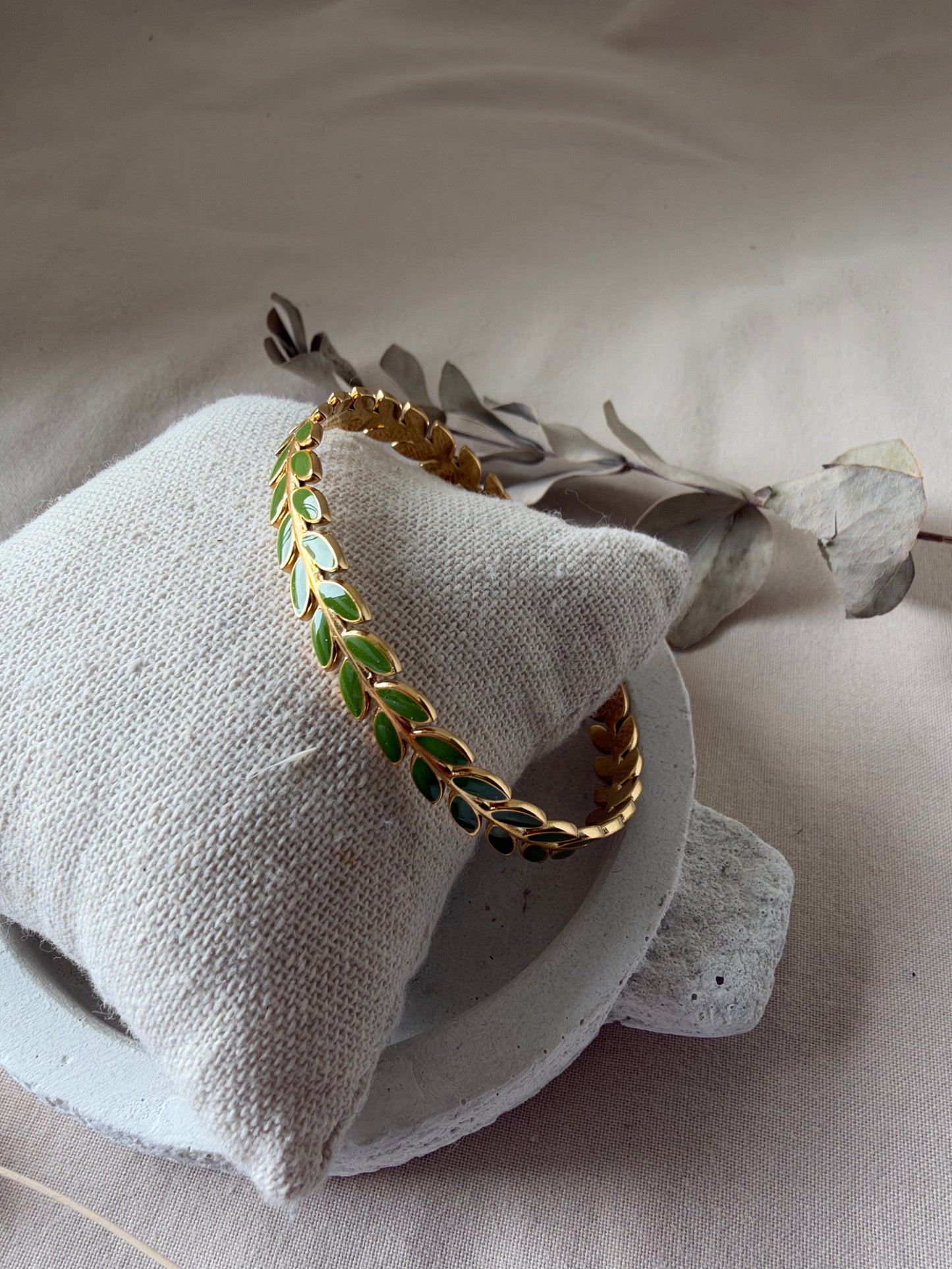 Bracelet jonc semi ouvert laurier vert doré