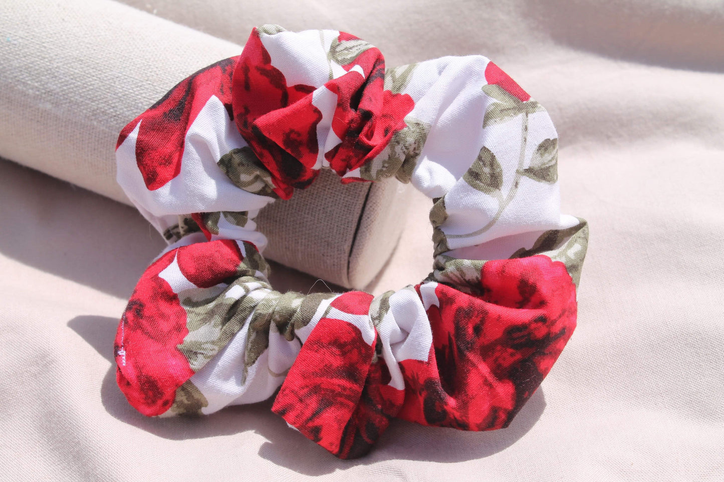 Chouchou fleurs roses rouges